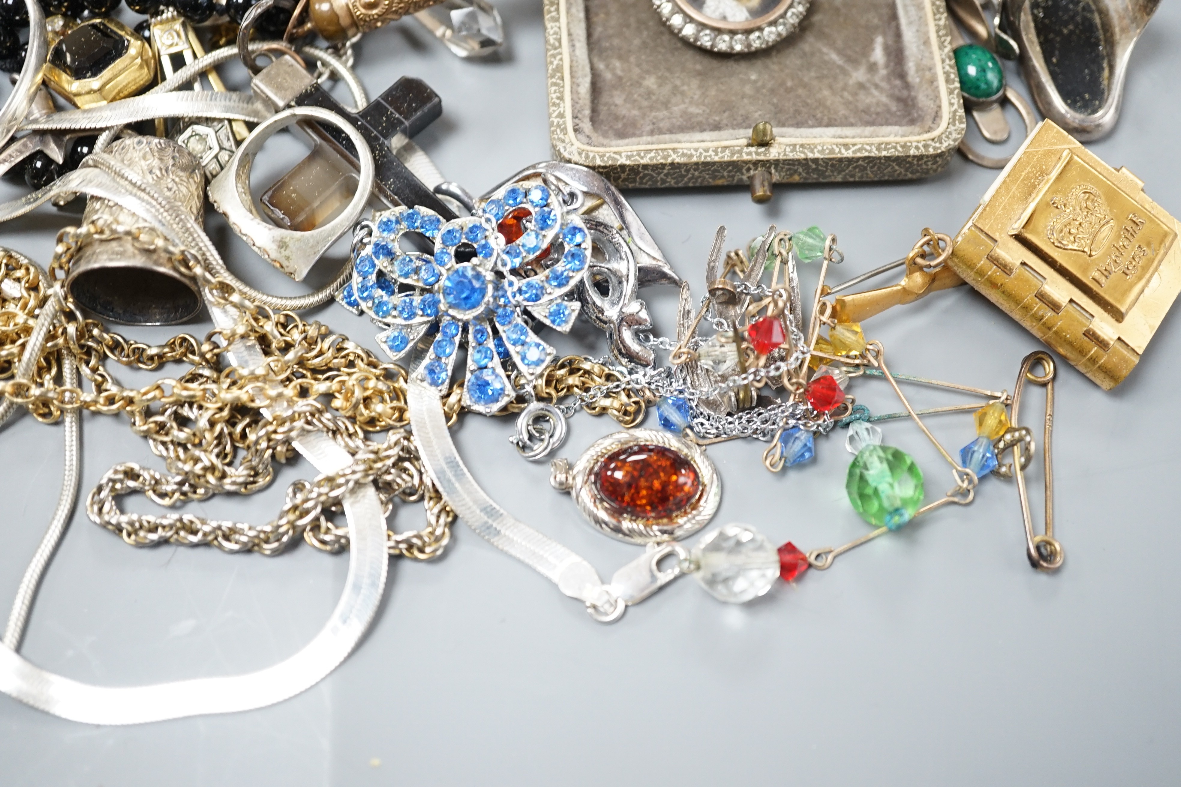 A George V silver and tortoiseshell mounted circular trinket box and a group of assorted jewellery, including costume.